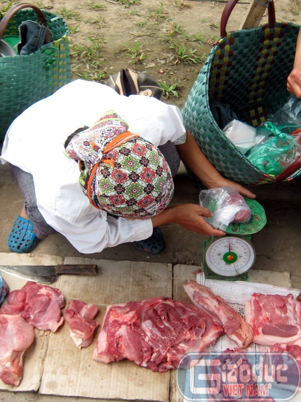 Những người bán thịt lợn ôi dưới gầm cầu Thăng Long dạt về từ nhiều chợ khác nhau trong nội thành